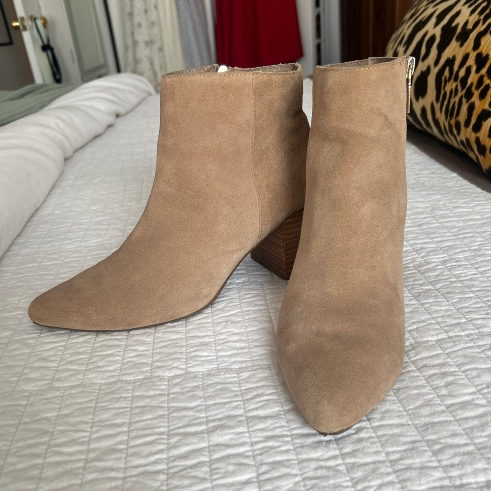 Blondo Suede Pointed Toe Ankle Boots in Taupe Size 9